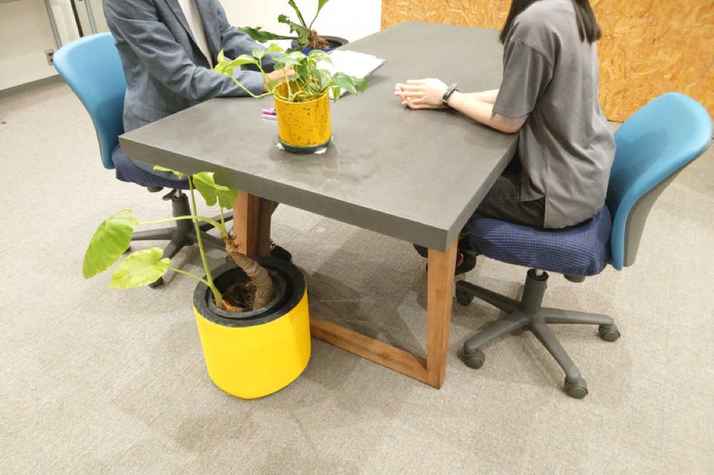 SenseChair に座って向かい合う二人