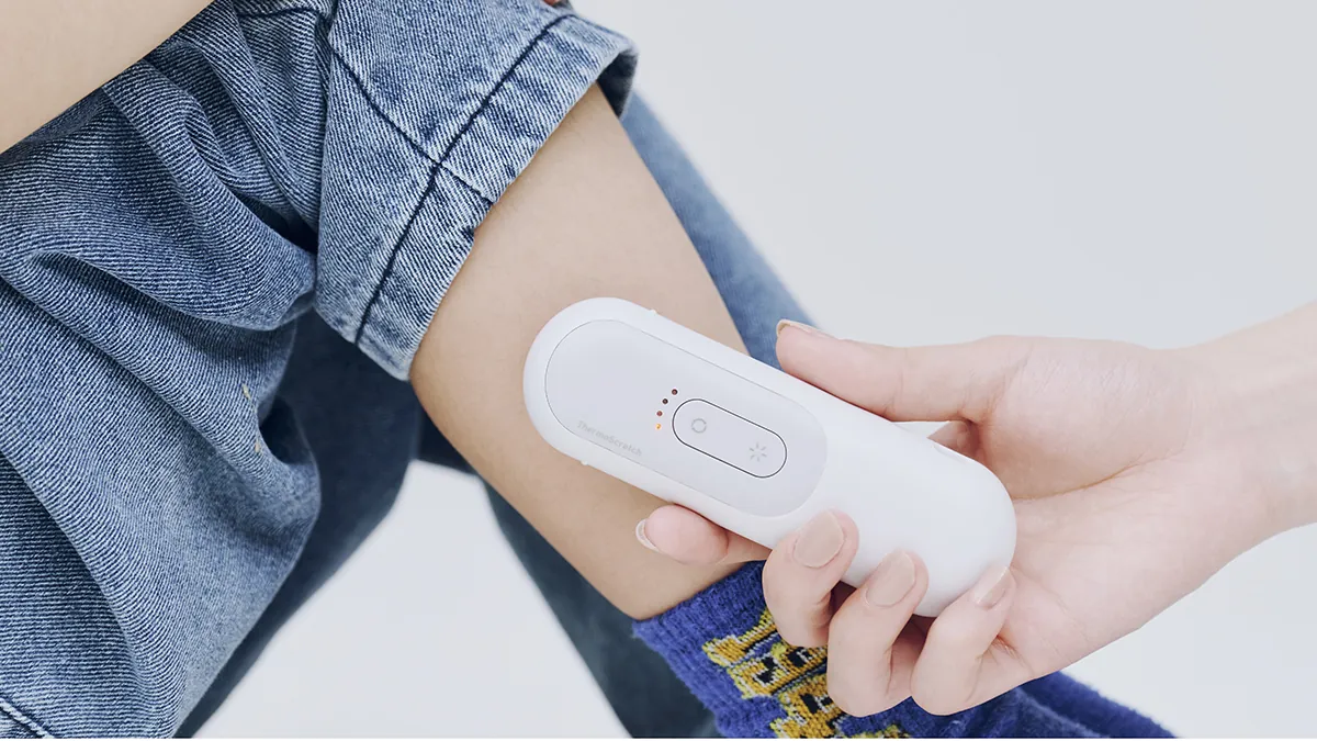 ThermoScratch を腕にあてている様子